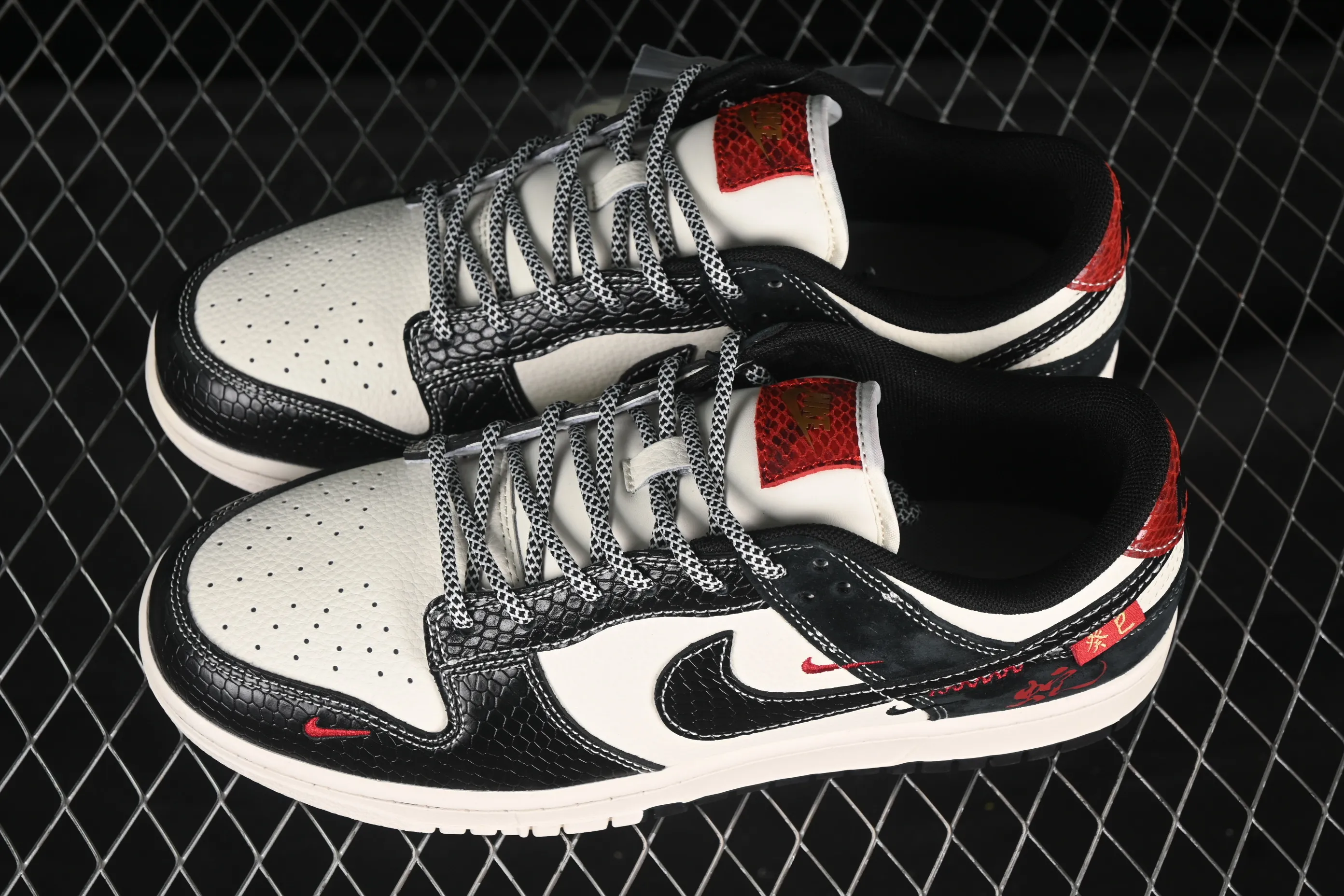 All categories Nk SB Dunk Series Nk SB Dunk Low High-end customized low-top sneakers Nike SB Dunk Low Year of the Snake series Black scales and black hooks Anniversary high-end customized low-top casual sneakers YX5066-292